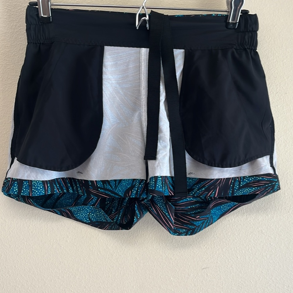 lululemon athletica Teal & Black Printed Women's Shorts size 6 - Picture 6 of 7